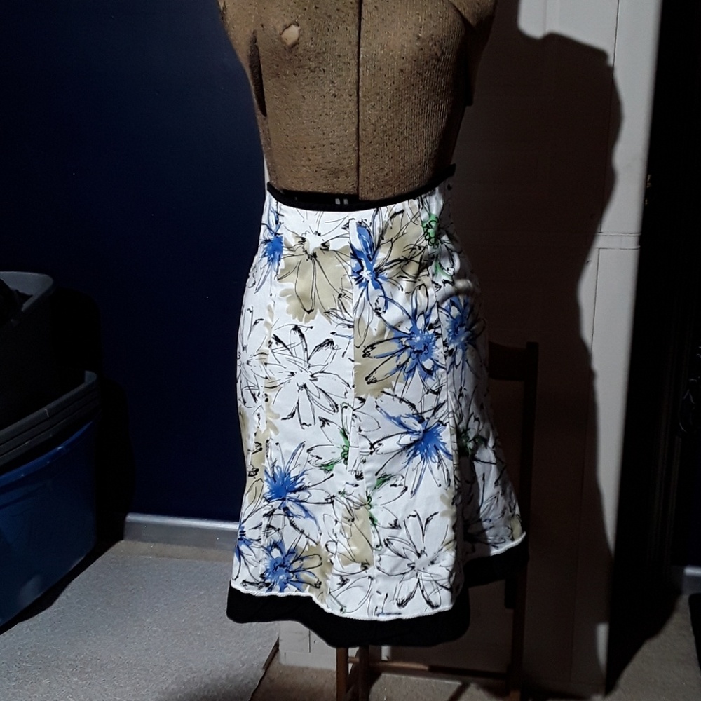 B. Moss Tailor floral skirt size 4